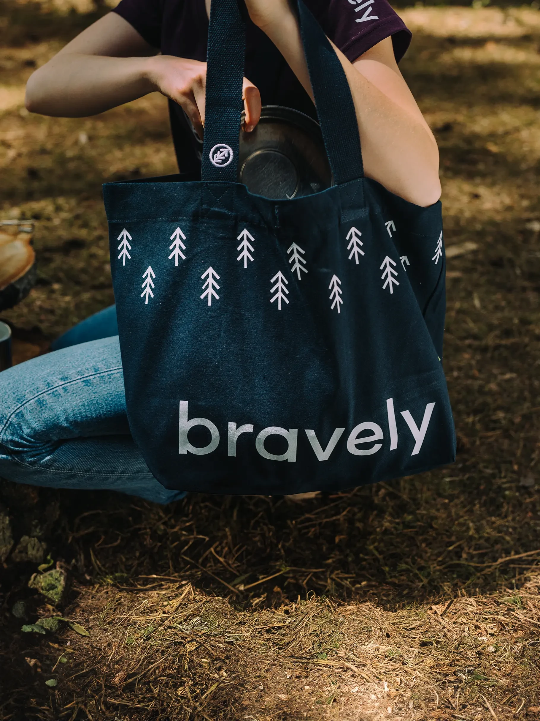 The large bag with the BRAVELY - dark